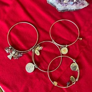 Lot of 4 bangles